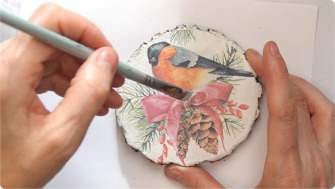 Ornament de iarnă pe felie de lemn – decorațiune rustică cu șervețel, crenguțe și scorțișoară