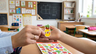 Importanța recompenselor la clasă: cum ajută abțibildurile simpatice dezvoltarea copiilor