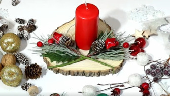 Cum sa faci o decoratiune de Craciun pe o felie de lemn