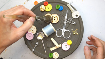 Cum transformi o cutie metalică de biscuiți într-o cutie vintage pentru accesorii de mercerie