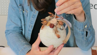 Cum să creezi un glob de Crăciun îmbracat în sfoară