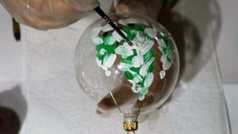 8 idei de cum îţi poţi decora globurile de Crăciun