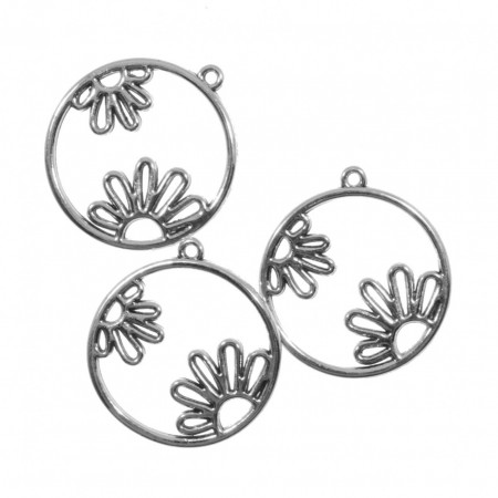 Pandantiv metalic argintiu jumatati de flori in cerc 30x33mm 3/set