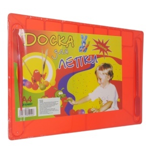 Planseta plastic pentru plastilina 20x28cm cu 2 ustensile si 7 compartimente 2010 rosu