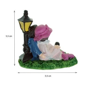 Miniatura tineri indragostiti pe iarba din rasina 4,7x4,8x5,5cm multicolor - Img 2