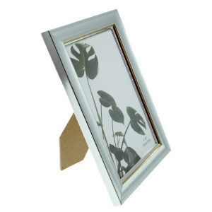 Rama foto plastic cu spate + picior poza 10x15cm dimensiune totala 12,2x17,2x1cm argintiu 086096