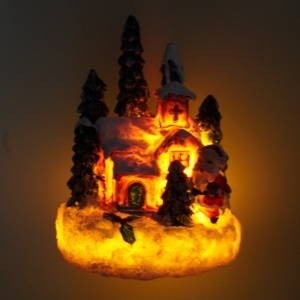 Miniatura biserica din plastic roz/alb cu led brazi si Mos Craciun 5,5x5,5x7,3cm - Img 2