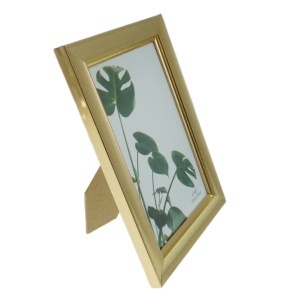 Rama foto plastic cu spate + picior poza 10x15cm dimensiune totala 12,2x17,2x1cm auriu 086096