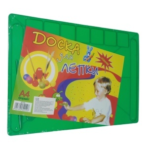 Planseta plastic pentru plastilina 20x28cm cu 2 ustensile si 7 compartimente 2010 verde