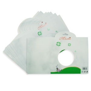 Cutie carton martisor alb/verde cu fereastra model trifoi 6x11x1cm cu agatatoare 20/set