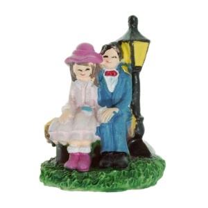 Miniatura tineri indragostiti pe banca din rasina 4,2x4,6x6cm multicolor