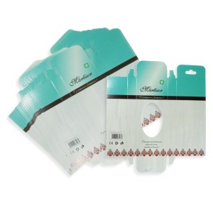 Cutie carton martisor alb/turcoaz cu fereastra model traditional 4,4x11,5x1,4cm cu agatatoare 20/set