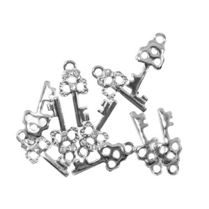 Pandantiv metalic argintiu cheita cu trifoi si strasuri 22x10mm 10/set