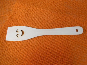 Spatula lemn cu decupaj fata zambareata 30x5cm KS434