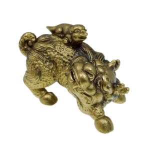 Statueta Feng Shui din rasina Dragon cu pui 6x11x7,5cm bronz 009