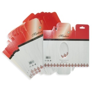 Cutie carton martisor alb/rosu cu fereastra model traditional 4,4x11,5x1,4cm cu agatatoare 20/set