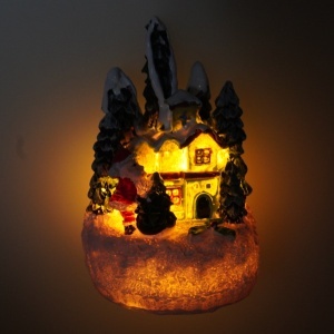 Miniatura biserica din plastic verde/alb cu led brazi si Mos Craciun 5,5x5,5x8cm - Img 2