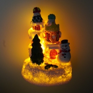 Miniatura castel din plastic maro/alb cu led 5,5x5,5x7,7cm - Img 2