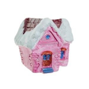 Miniatura casuta inzapezita din rasina alb/roz 3,5x4x4,2cm