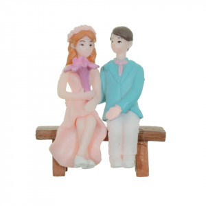 Miniatura tineri indragostiti 2x2x5,2cm pe banca 1,7x4,5x1,2cm plastic 3 piese/set