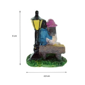 Miniatura tineri indragostiti pe banca din rasina 4,2x4,6x6cm multicolor - Img 2