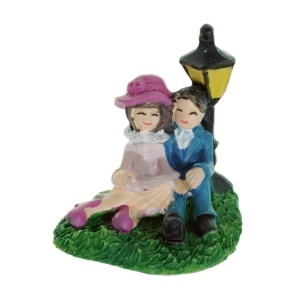 Miniatura tineri indragostiti pe iarba din rasina 4,7x4,8x5,5cm multicolor