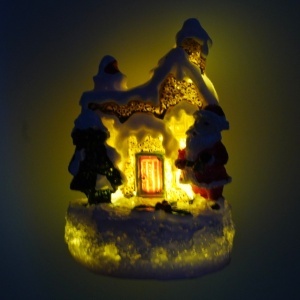 Miniatura casuta din plastic maro/alb cu led usa roz 5,5x7,5cm - Img 2