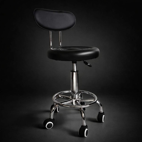 Scaun salon hidraulic profesional negru cu spătar și roți - fotografie studio pe fond negru, detaliu design cromat