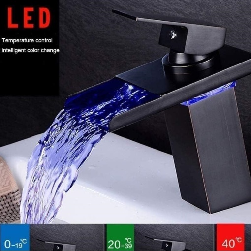 Baterie lavoar negru cu jet cascadă luminat - detaliu finisaj din alamă