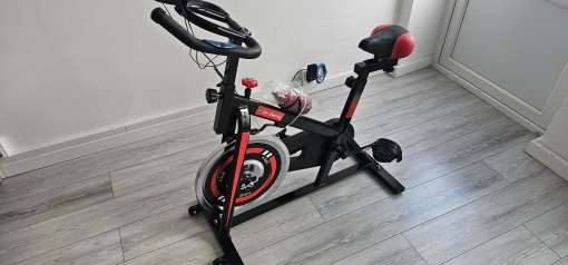 Bicicletă de spinning montată într-o încăpere, vedere de ansamblu