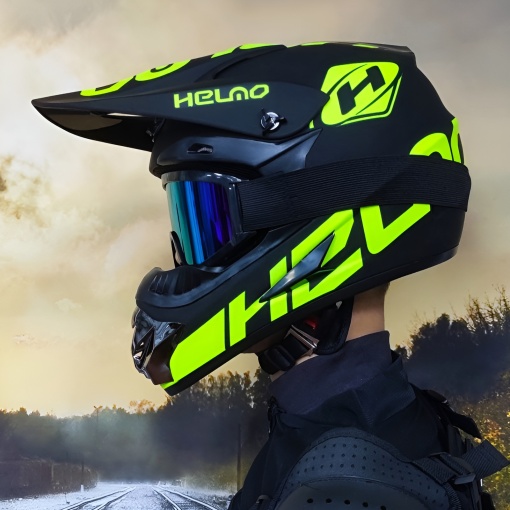 casca cross negru verde neon purtata in actiune motociclism iarna enduro - Flytec™
