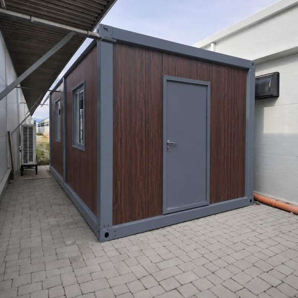 Birou modular modern amplasat intr-o curte amenajata contemporan. Finisaje premium, ferestre securizate si aspect profesional pentru orice tip de activitate.