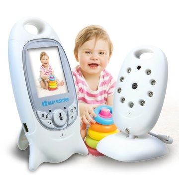Două unități albe de baby monitor, lângă un copil care se joacă - DenisNetwork