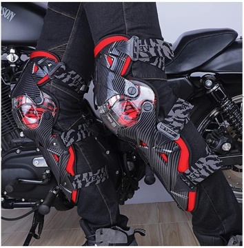 Genunchiere moto negru-roșu purtate pe motociclist, vedere frontală