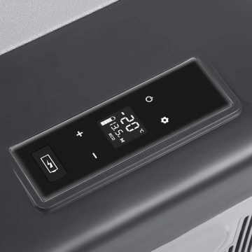 Prim-plan al afișajului digital cu temperatură pentru frigider auto