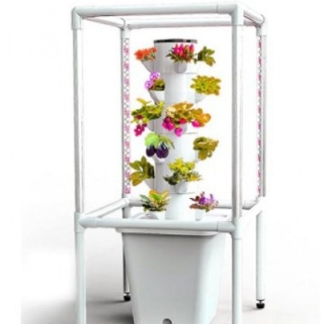 Turn hidroponic pe balcon cu plante crescute pe niveluri