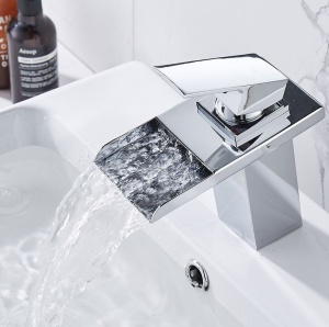 Baterie lavoar/Robinet bazin cu senzor LED cu 3 culori încorporat, tip cascadă luminată, cu montare pe chiuvetă aspect modern din alamă - Img 4