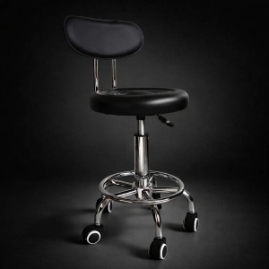 Scaun salon hidraulic profesional negru cu spătar și roți - fotografie studio pe fond negru, detaliu design cromat