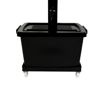 Vedere frontală a rezervorului negru cu capac și roți pivotante