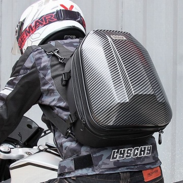 Rucsac moto negru cu aspect carbon, purtat de motociclist - DenisNetwork