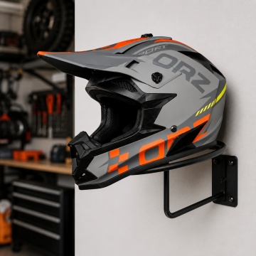 Cască cross și ATV Rack Premium așezată pe suportul de perete