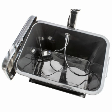 Rezervor deschis cu pompă, furtun și cabluri de alimentare vizibile