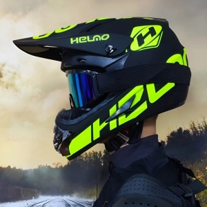 Cască cross și ATV negru-verde neon purtată cu ochelari - vedere laterală
