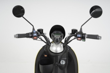 Moped electric cu pedale, cu cadru robust și finisaje rezistente