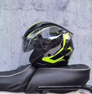 Cască moto modulară Urban Core așezată pe șaua unei motociclete
