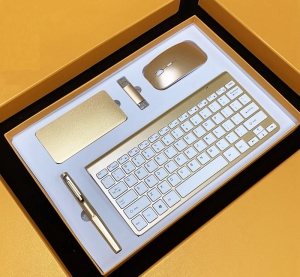 Set cadou / Kit tastatura, mouse, stilou, baterie externa si stick, wireless - Img 1