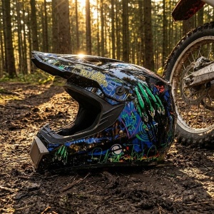 Cască cross și ATV Blaze FX lângă roata motocicletei de enduro