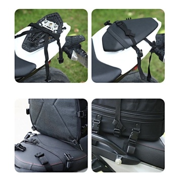 Rucsac moto negru cu aspect carbon, exemple de fixare pe motocicletă