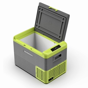 Frigider auto SMART deschis, cu interior gol, afișaj digital și grilă de ventilație