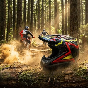 Cască cross și ATV Inferno X negru cu roșu și galben pe traseu de enduro - Flytec™